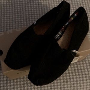 Toms - black NWT